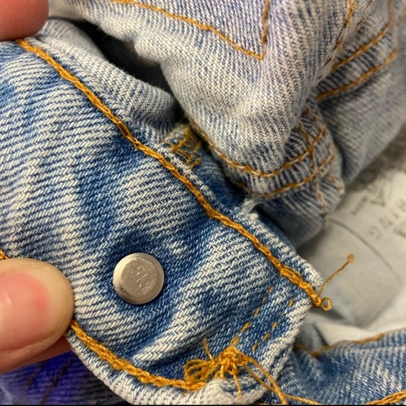 Vintage Levi’s 505 Regular Light Wash Jeans - Picture 10 of 12